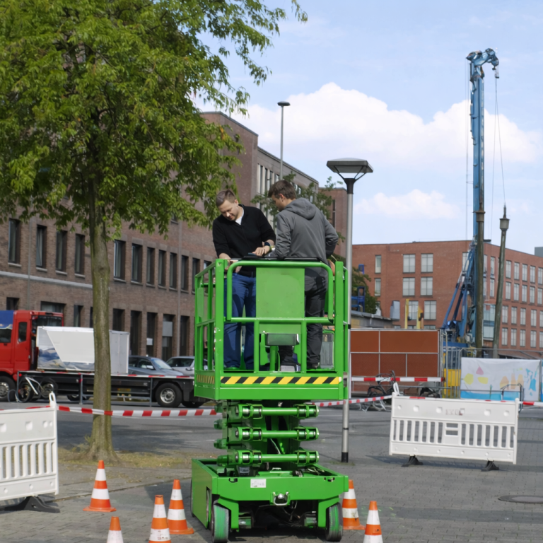 Hubarbeitsbühne Schulung im Außenbereich Arbeiten in der Höhe Sicherheit