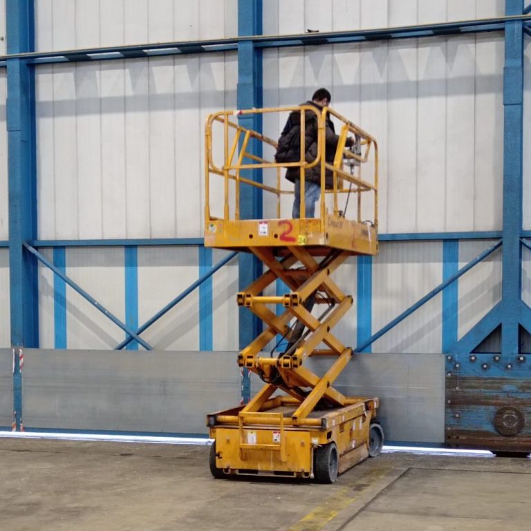 Schulung Scherenbühne im realen Arbeitsumfeld Halle Sicherheitstraining